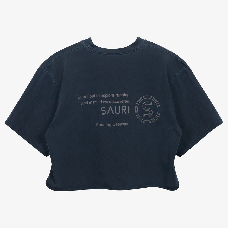 SAURI ARCHIVE GATEWAY TEE IN BASALT