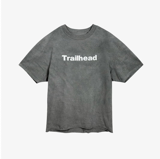 TRAILHEAD TEE IN BASALT FADE