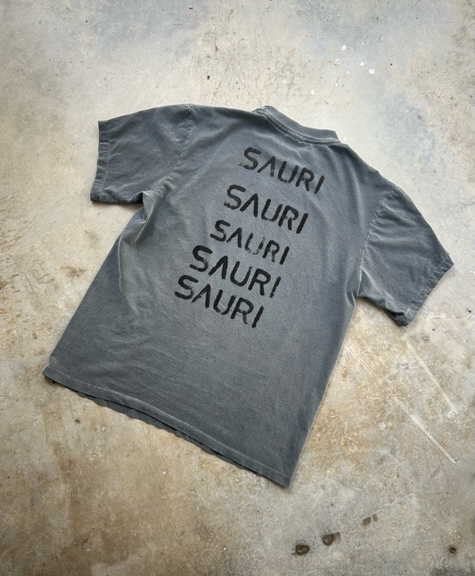 LA MARATHON X BRIAN LOTTI TEE IN VINTAGE BASALT