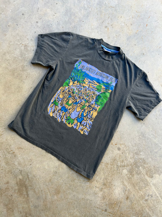 LA MARATHON X BRIAN LOTTI TEE IN VINTAGE BASALT