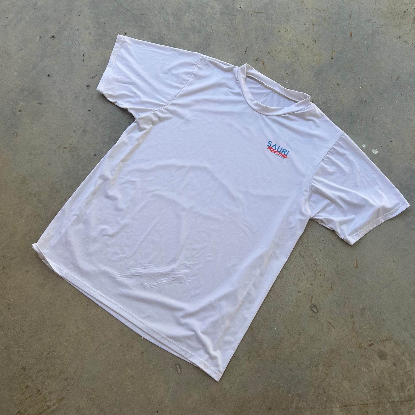 TRAIL MACHINE RACE TEE IN SNOWDEN