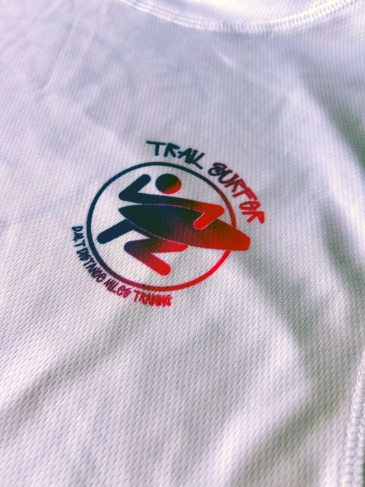 TRAIL MACHINE TEE IN SNOWDEN