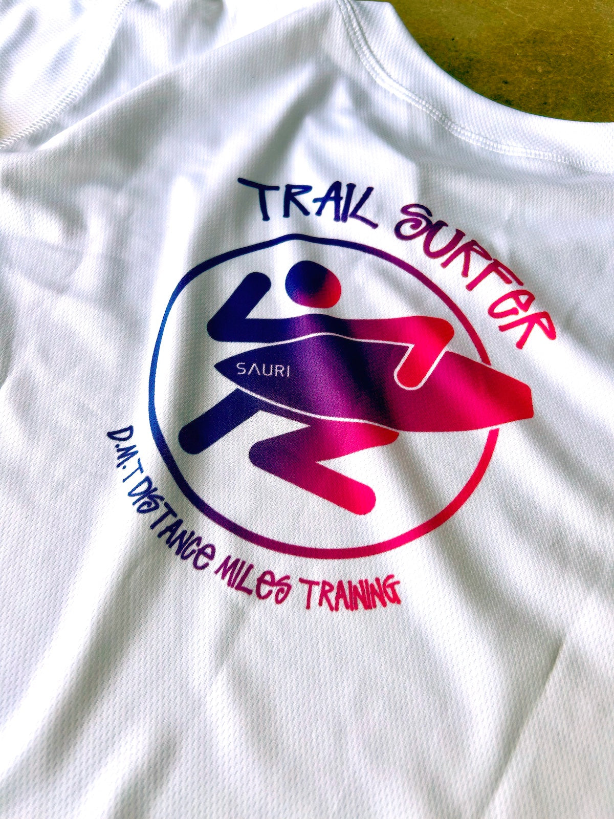 TRAIL MACHINE TEE IN SNOWDEN