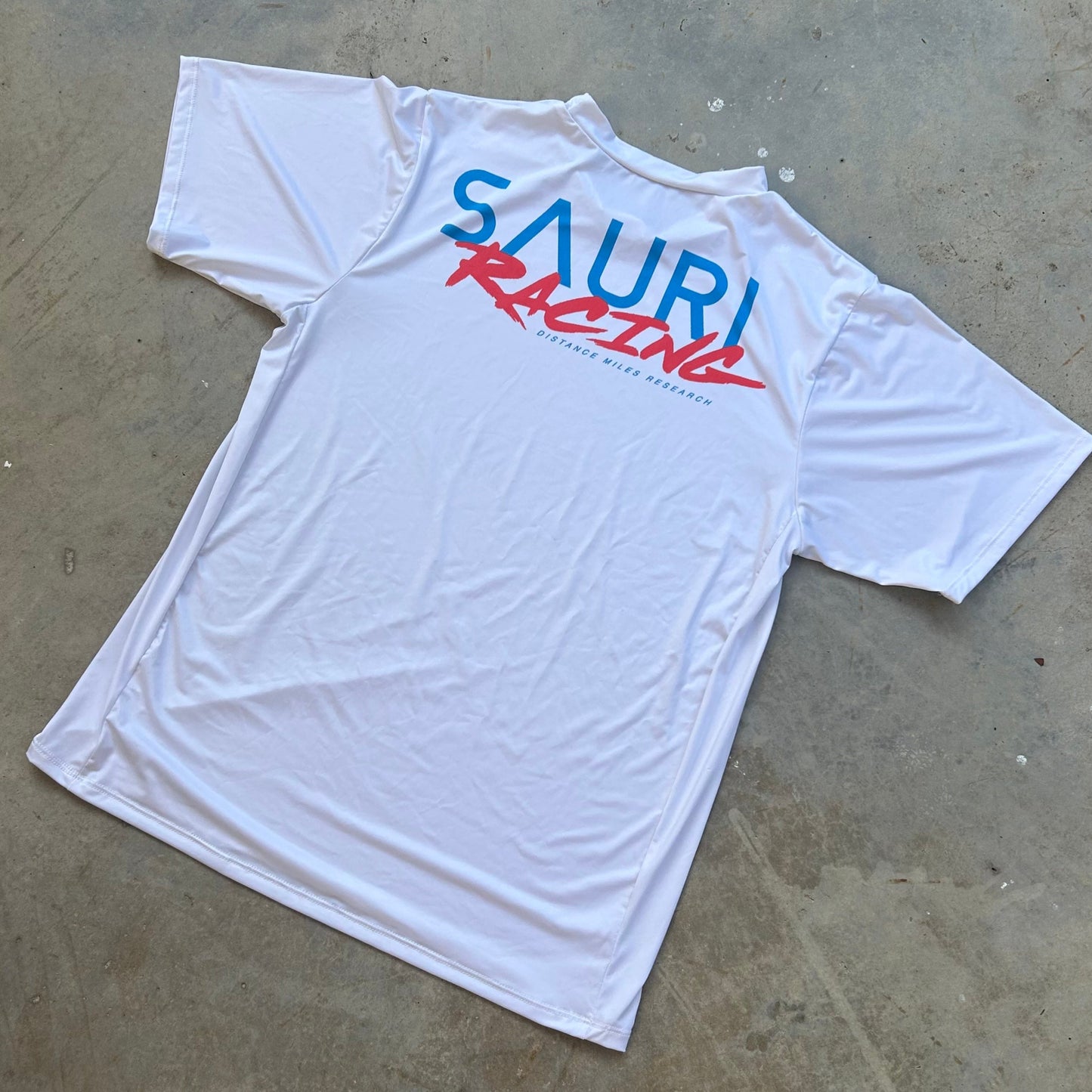 TRAIL MACHINE RACE TEE IN SNOWDEN