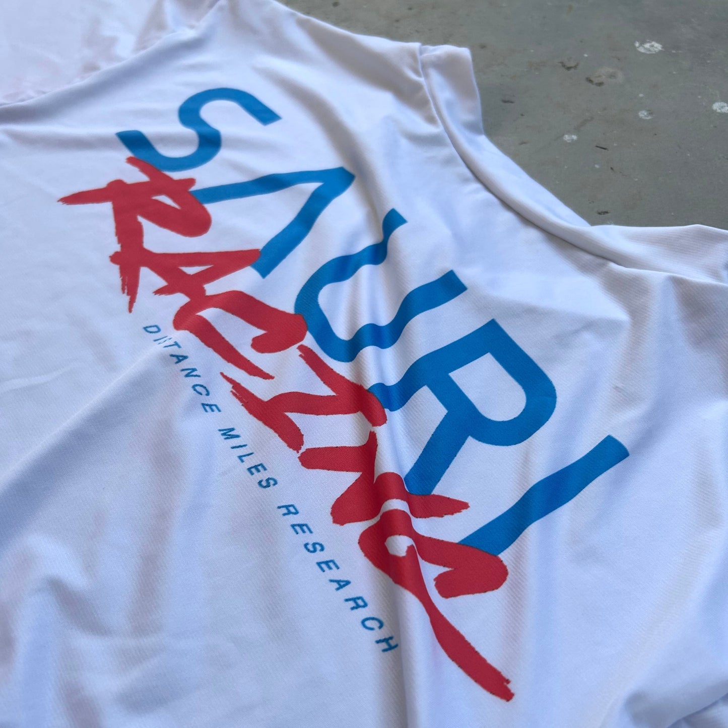 TRAIL MACHINE RACE TEE IN SNOWDEN