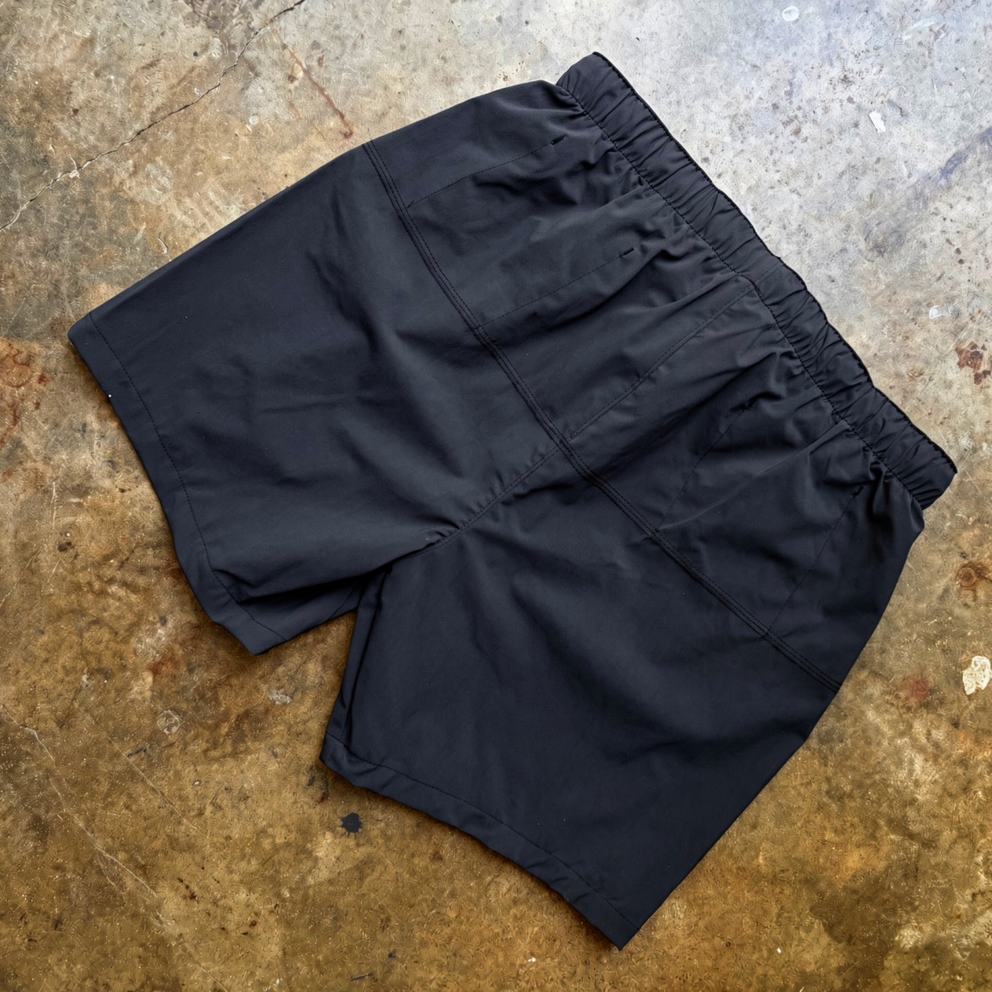 DURAN SHORT IN CARBON 5 1/2" INSEAM