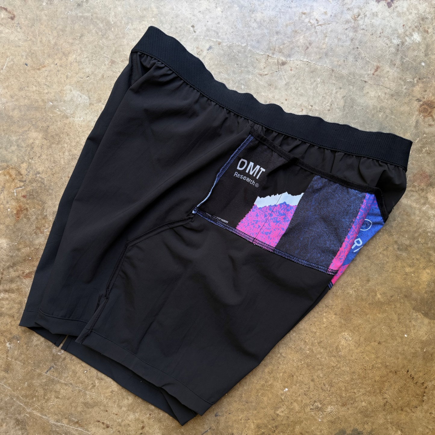 DURAN SHORT IN CARBON 5 1/2" INSEAM