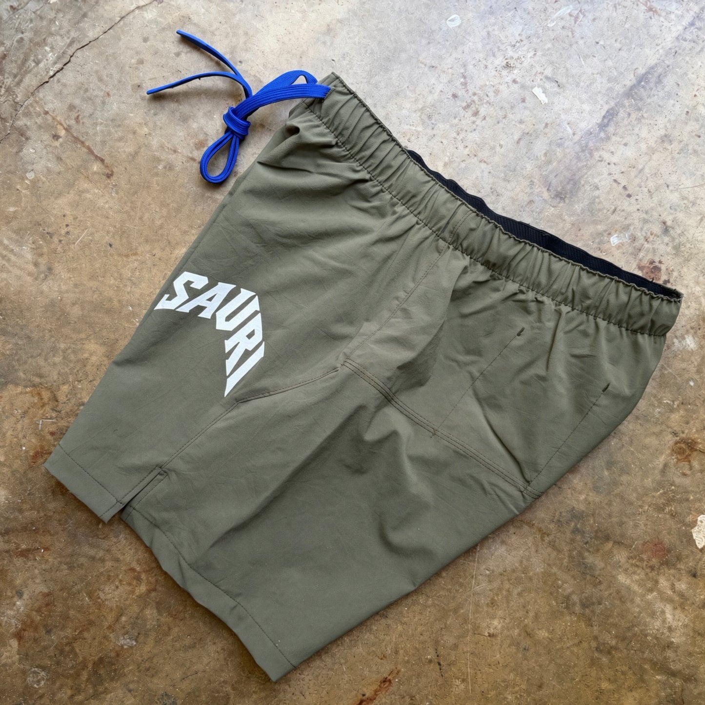 DURAN SHORT IN OLIVO 5 1/2" INSEAM