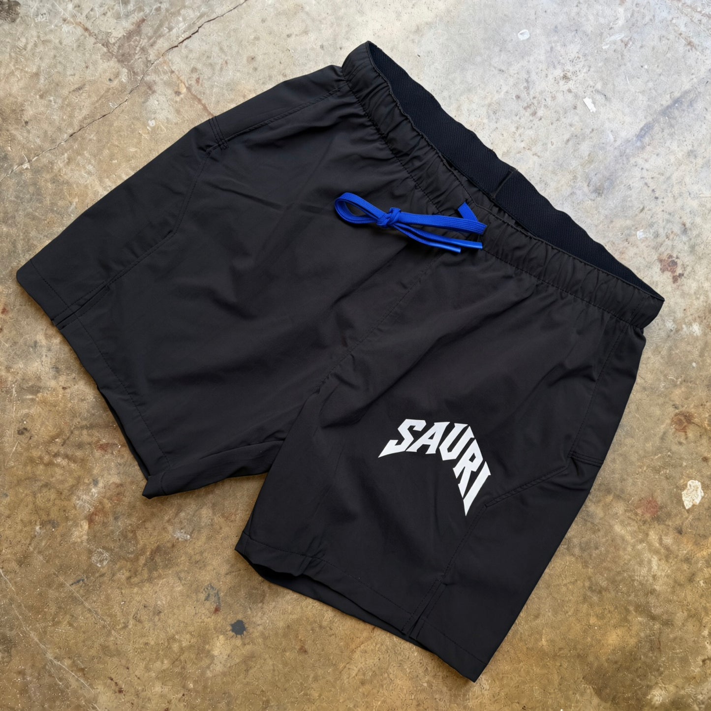 DURAN SHORT IN CARBON 5 1/2" INSEAM