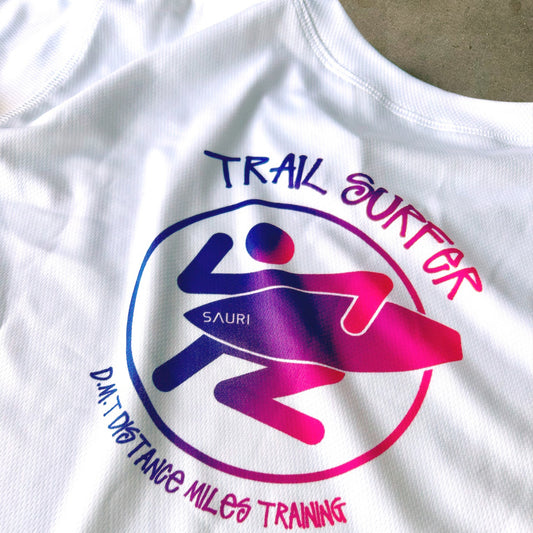 TRAIL MACHINE TEE IN SNOWDEN