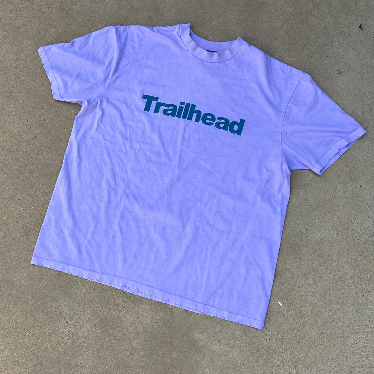 TRAILHEAD TEE IN ATMOSPHERE