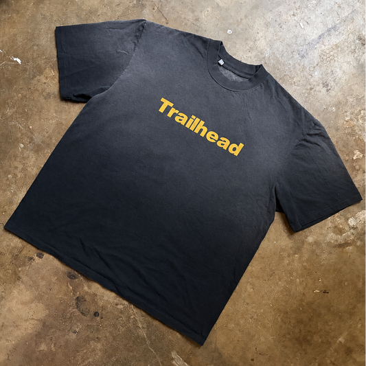 TRAILHEAD TEE IN 90'S NOIR / COLLEGE YEA RIGHT YELLOW