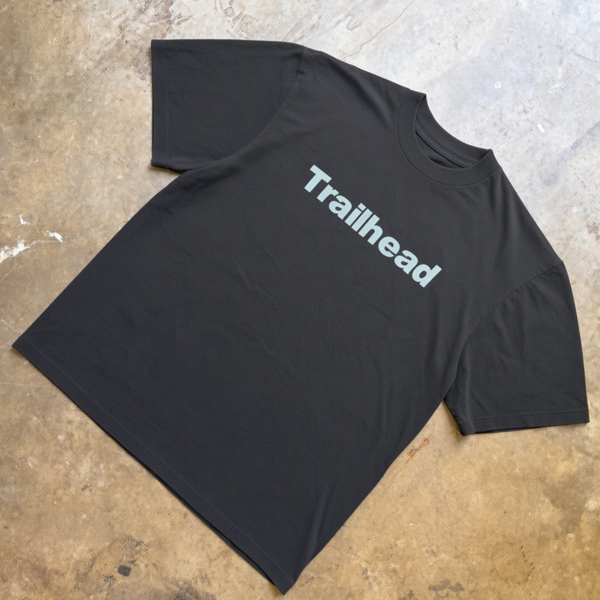TRAILHEAD TEE IN STONE WASH BLACK