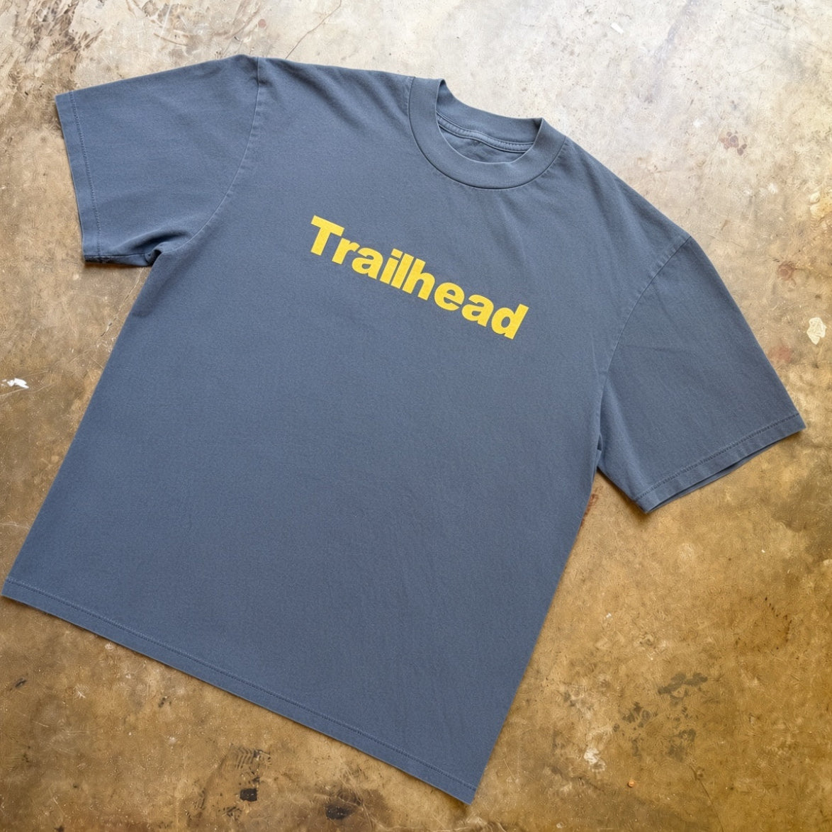 TRAILHEAD TEE IN STONE WASH NAVY